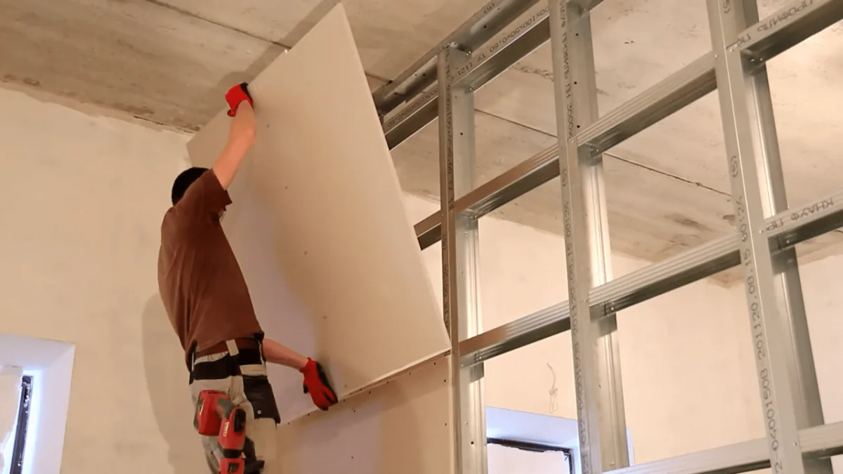 Chytří majitelé už nestěrkují stěny pod malbu: našli levnější a rychlejší způsob, jak „natáhnout“ stěny – nový trend v renovacích