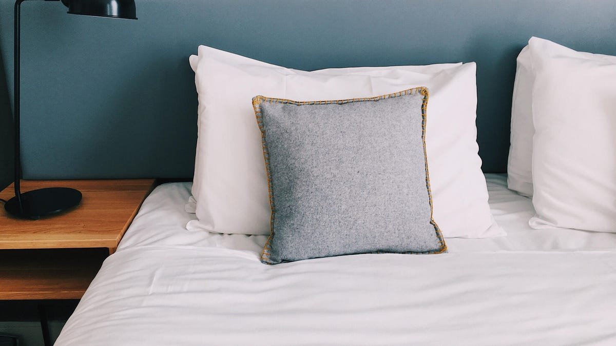 Proč bývají na hotelové posteli obvykle čtyři polštáře