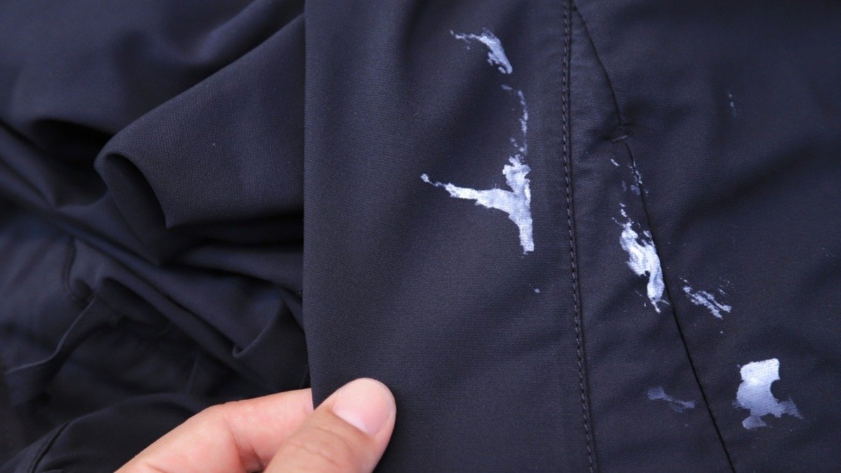 Proč na oblečení zůstává prášekdetergent poté, co ho vyndáte z pračky