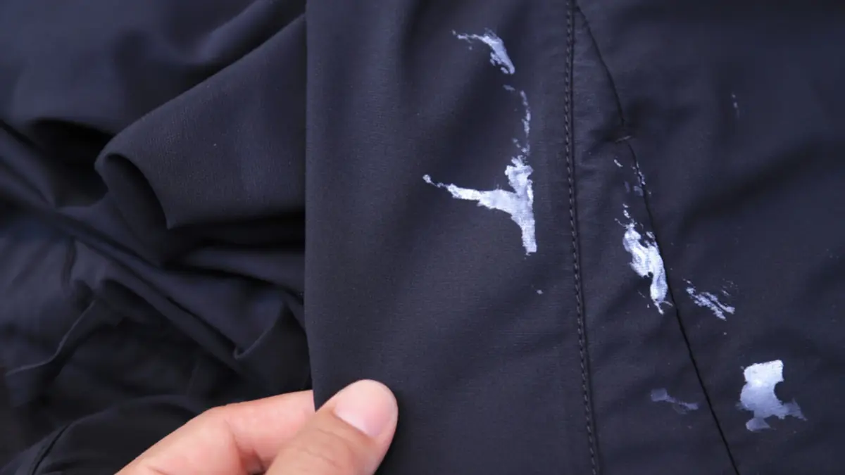 Proč na oblečení zůstává prášekdetergent poté, co ho vyndáte z pračky