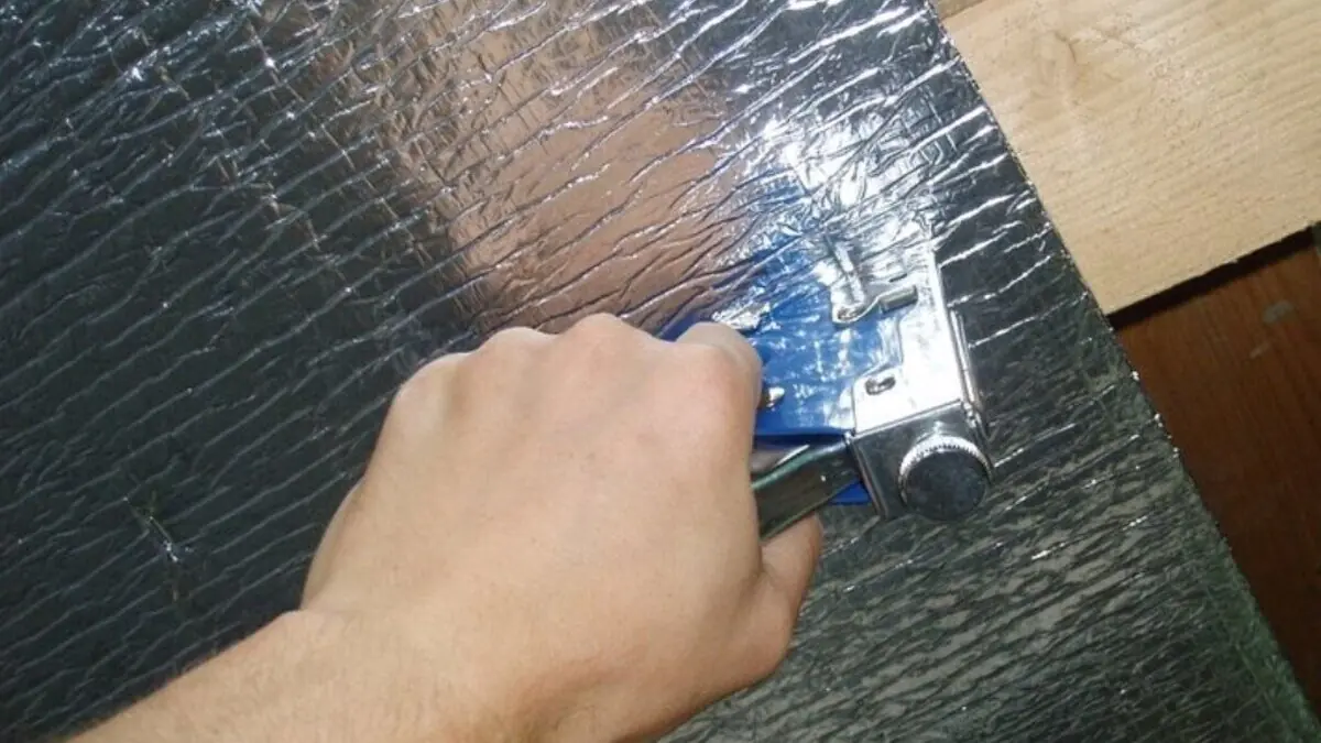 Proč se doporučuje přilepit kus hliníkové fólie na stěnu Architekt vysvětluje její účel