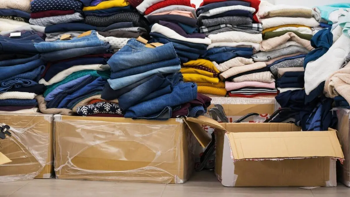 EU od roku 2026 zakáže značkám ničit neprodané oblečení a obuv