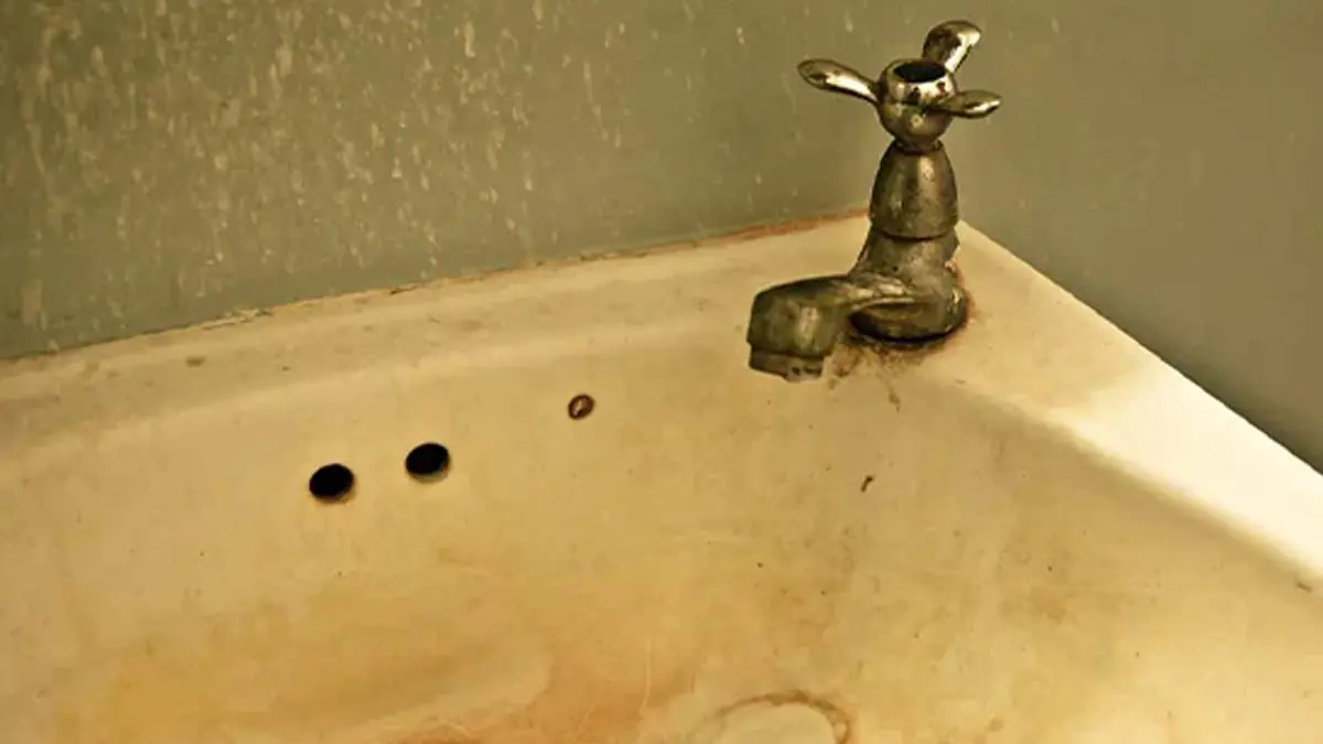 „Ať dřu dřez sebevíc, fleky se pořád vracely“ – když to uděláte takhle, starý vodní kámen zmizí