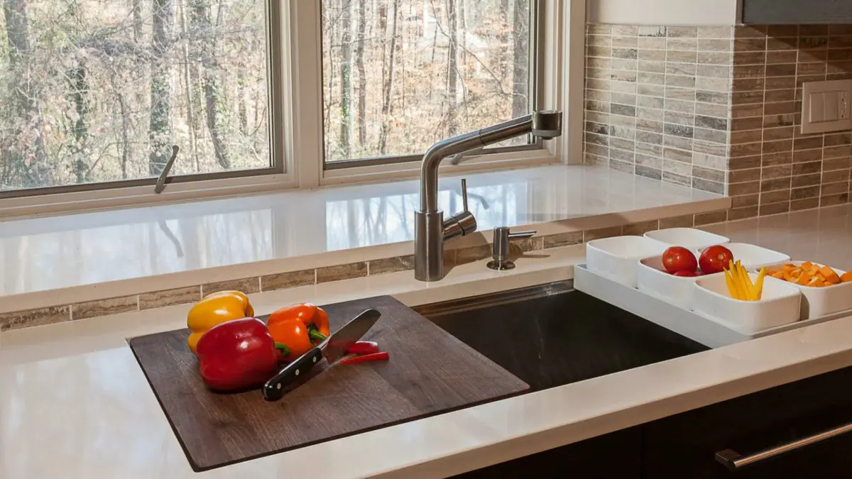 Proč stále více Čechů dává přednost dřezu pod oknem v kuchyni
