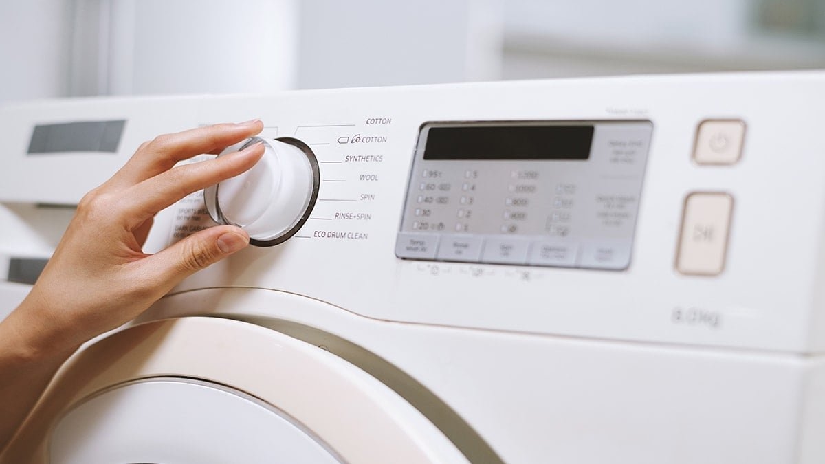 Proč ti, kdo chtějí opravdu čisté prádlo a „odolnou“ pračku, tento prací režim nepoužívají. Co říkají odborníci