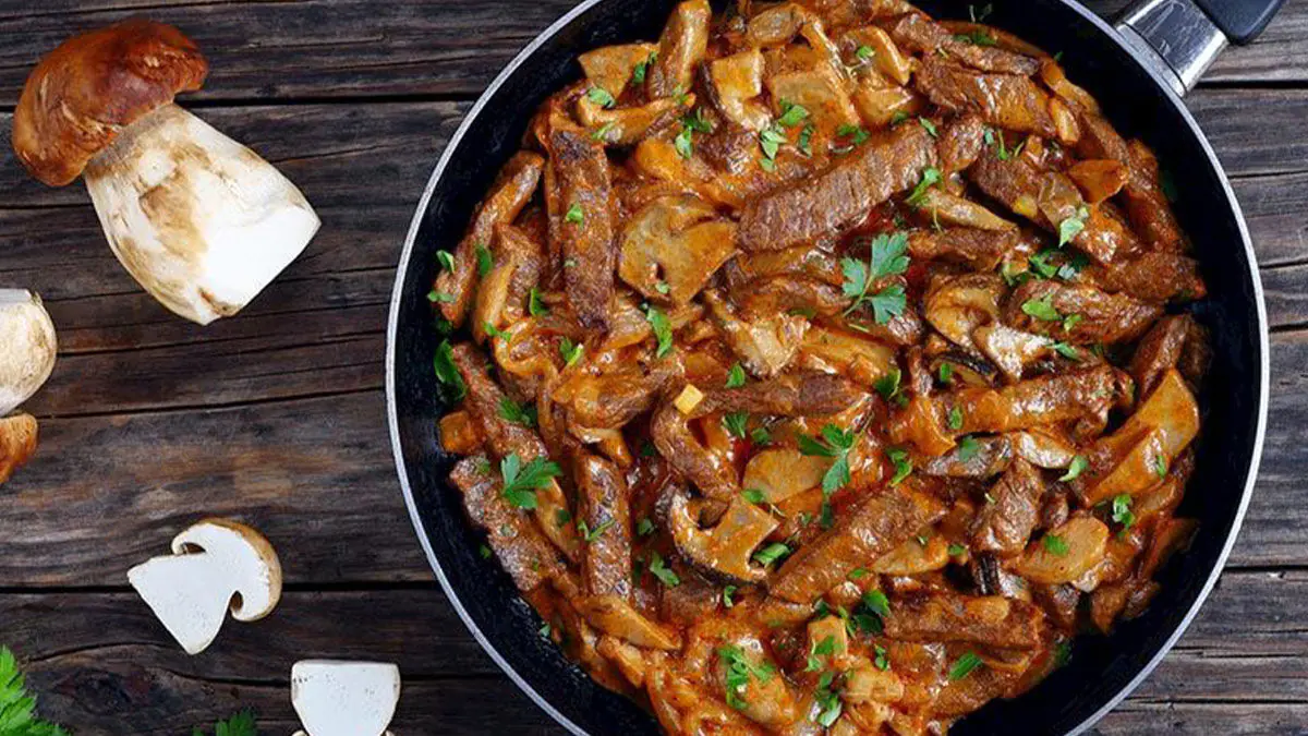 Recept na vepřovou kavarmu s houbami a cibulí na pánvi