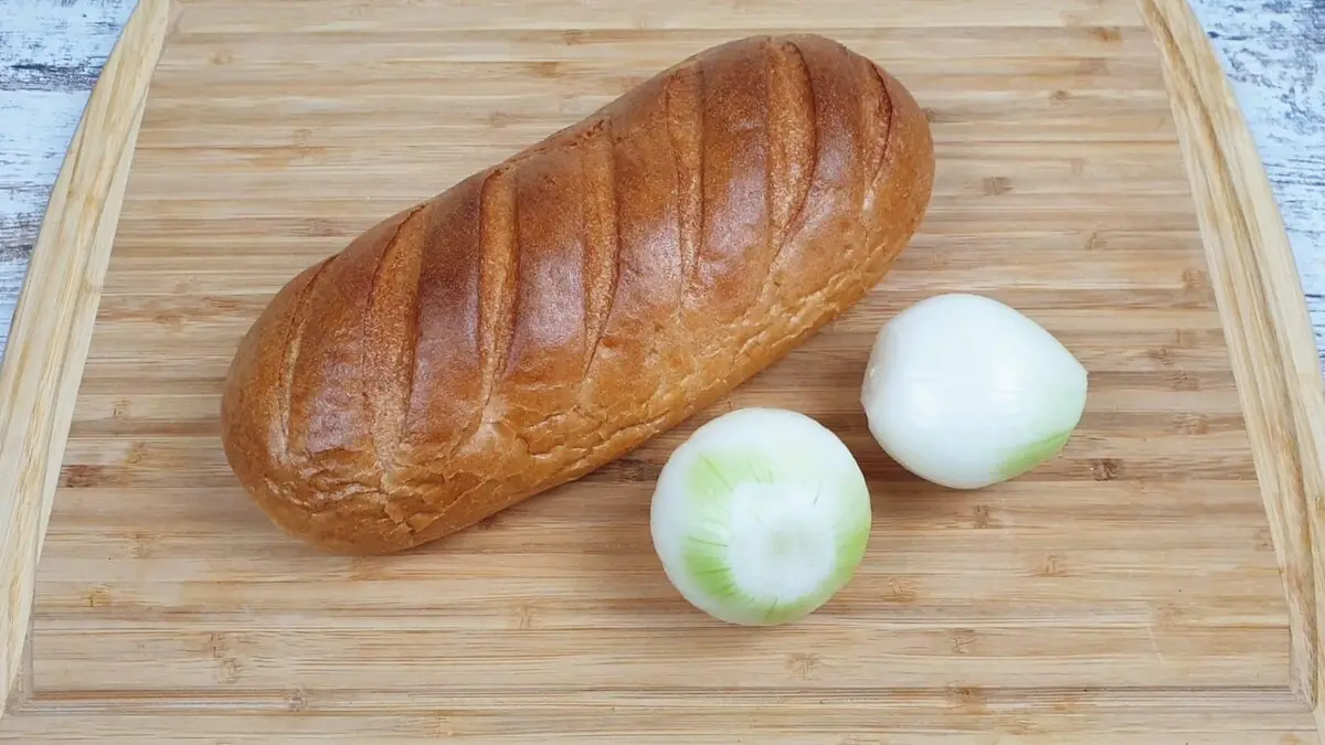 Řežu cibuli — a na chleba: kvůli takovým chlebíčkům vstávají ještě před budíkem — chutnají lépe než čebureky s masem 1 Řežu cibuli — a na chleba kvůli takovým chlebíčkům vstávají ještě před budíkem — chutnají lépe než čebureky s masem