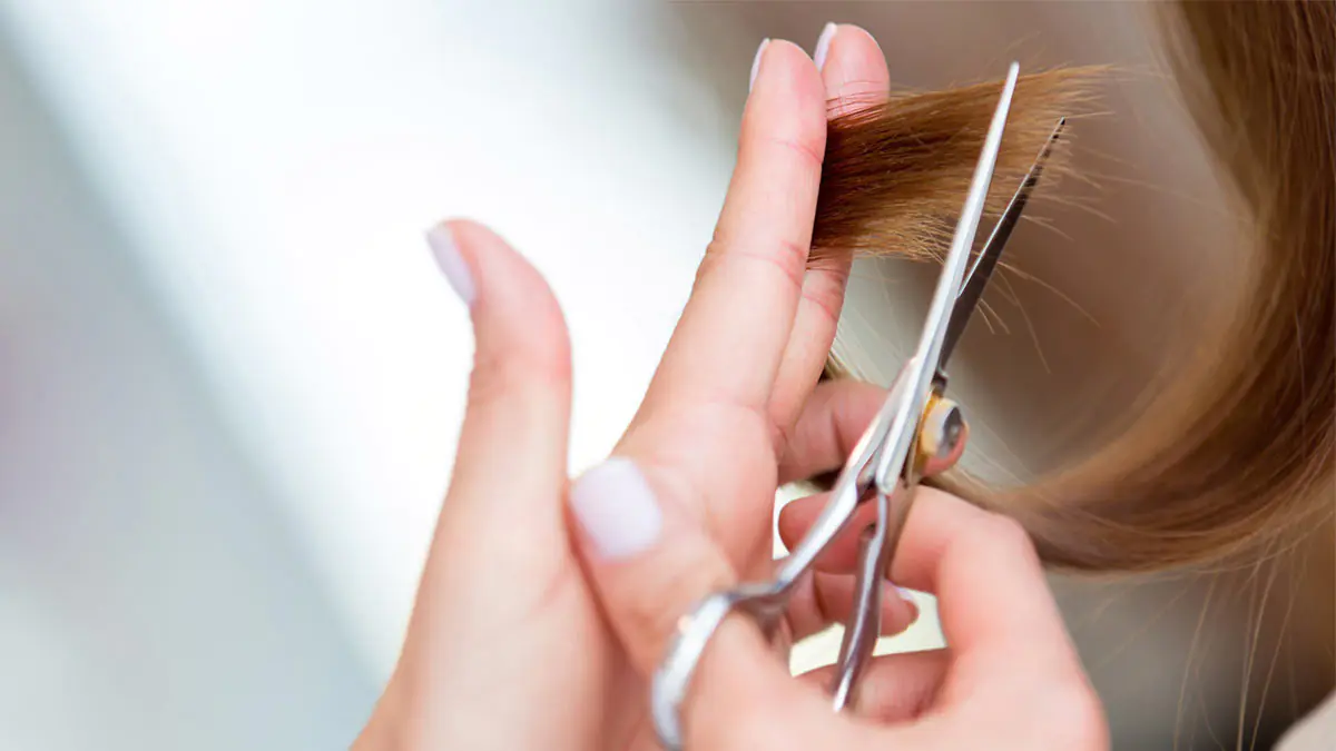 Rostou vlasy rychleji, když se stříhají