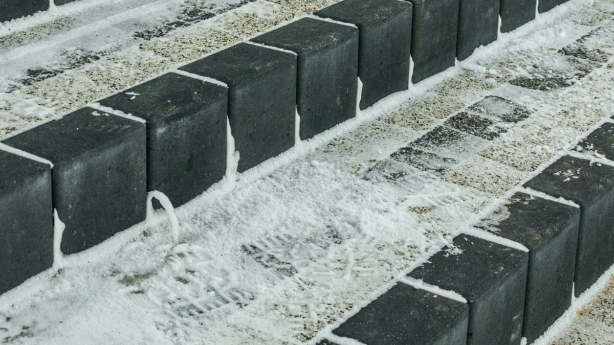 Rozsypte místo soli. Led na chodníku roztaje během chvilky