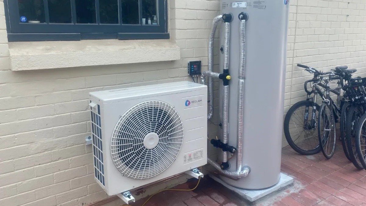 Schettini „Kotel nebo tepelné čerpadlo Když čísla nesedí, tady je důvod, proč mnoho rodin utrácí víc, než musí je to otázka fyziky“. Odborník odpovídá na otázku