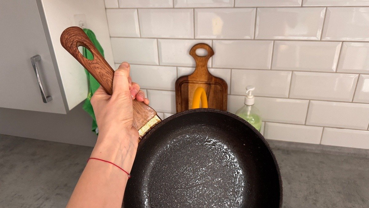 Správné použití rukojeti pánve nebo hrnce: k čemu je ve skutečnosti otvor