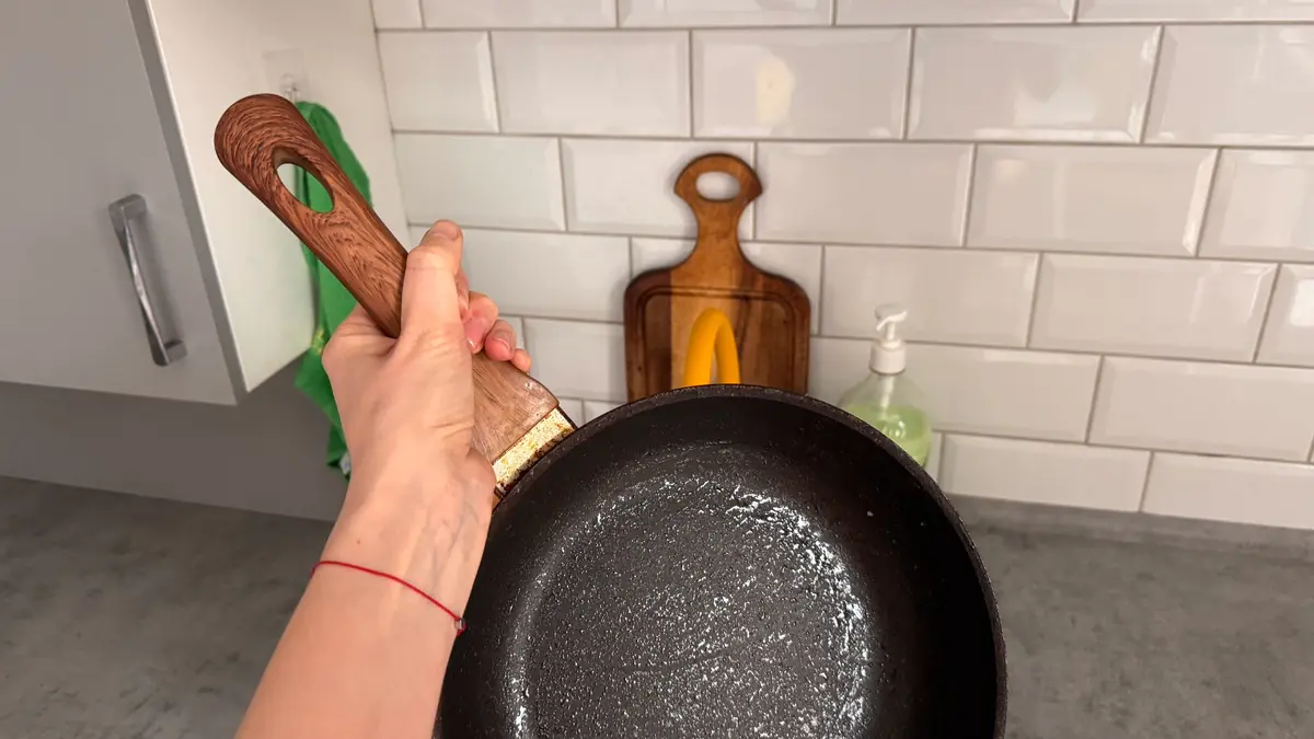 Správné použití rukojeti pánve nebo hrnce: k čemu je ve skutečnosti otvor