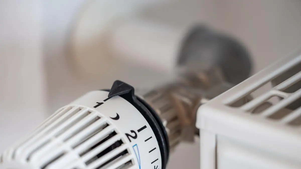 Snižovat topení při odchodu z domu: odborníci varují před pastí, která ruší komfort i úspory