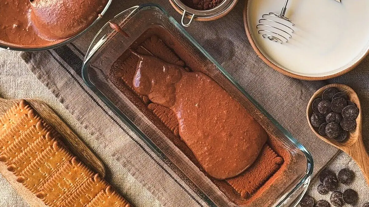 Dort z piškotů s čokoládovou pěnou, plný lásky