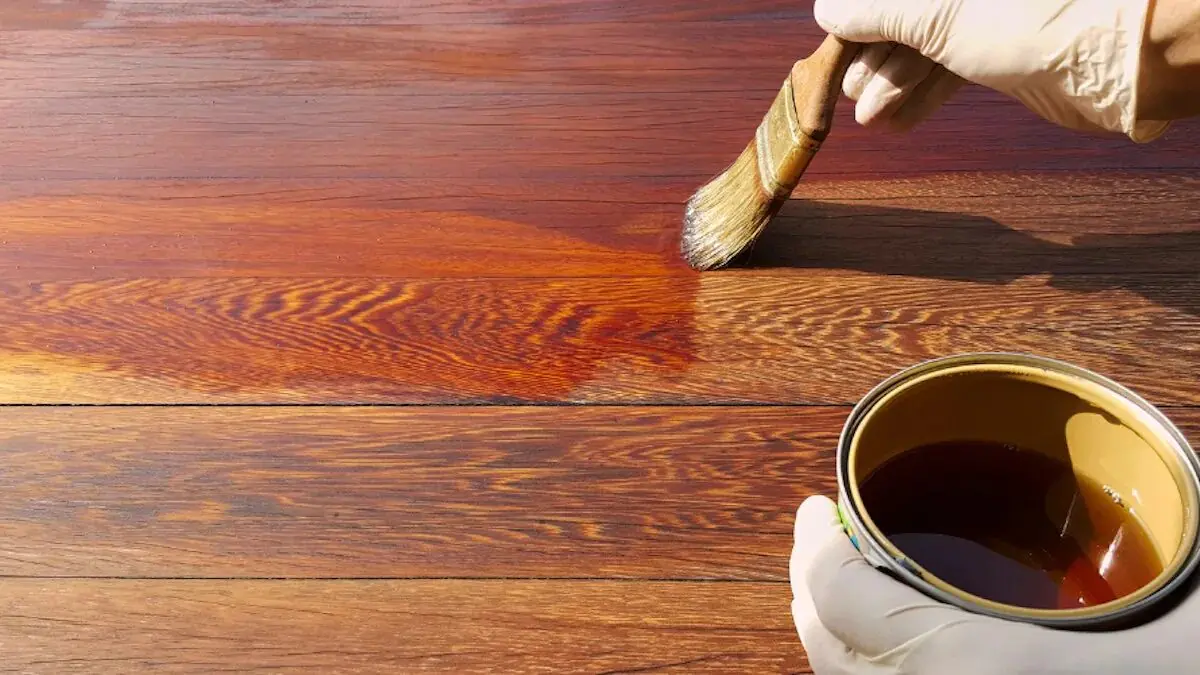 Od natřených prken po sisal: co si designéři vybírají na podlahu v roce 2026 – trendy, které nezestárnou