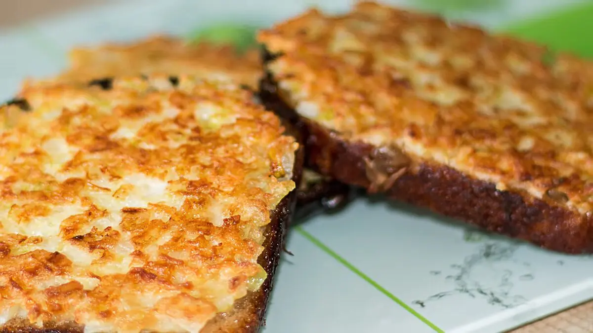 Řežu cibuli — a na chleba: kvůli takovým chlebíčkům vstávají ještě před budíkem — chutnají lépe než čebureky s masem