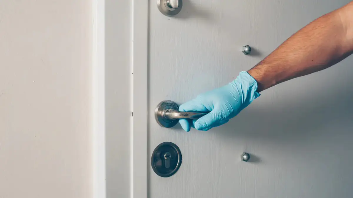 Odborníci doporučují obalit kliku dveří alobalem: vysvětlení je jednoduché