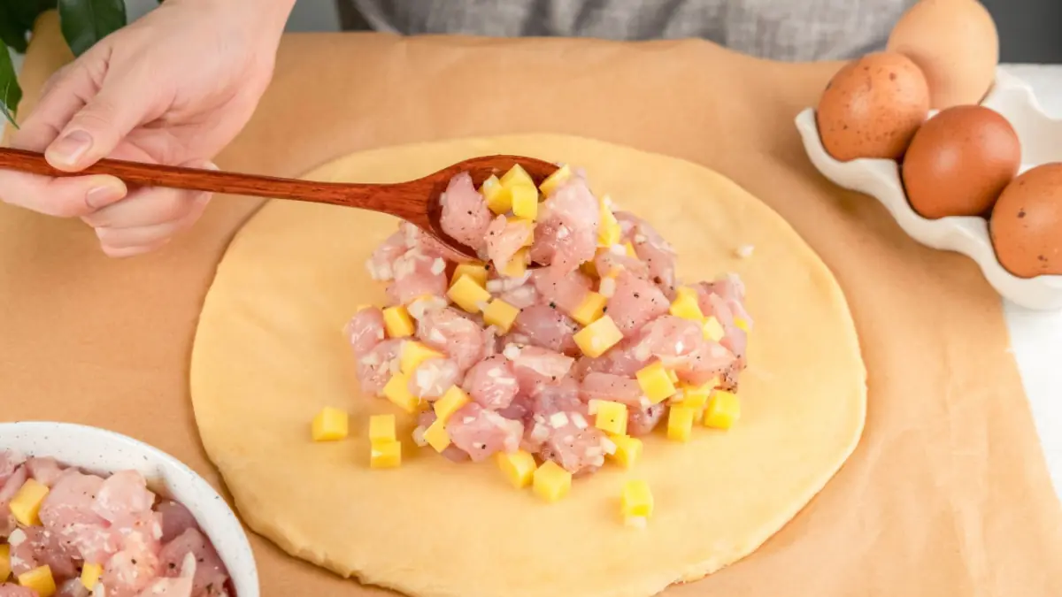 Kuřecí koláč s cibulí a bramborami je šťavnatý, jednoduchý a neuvěřitelně chutný