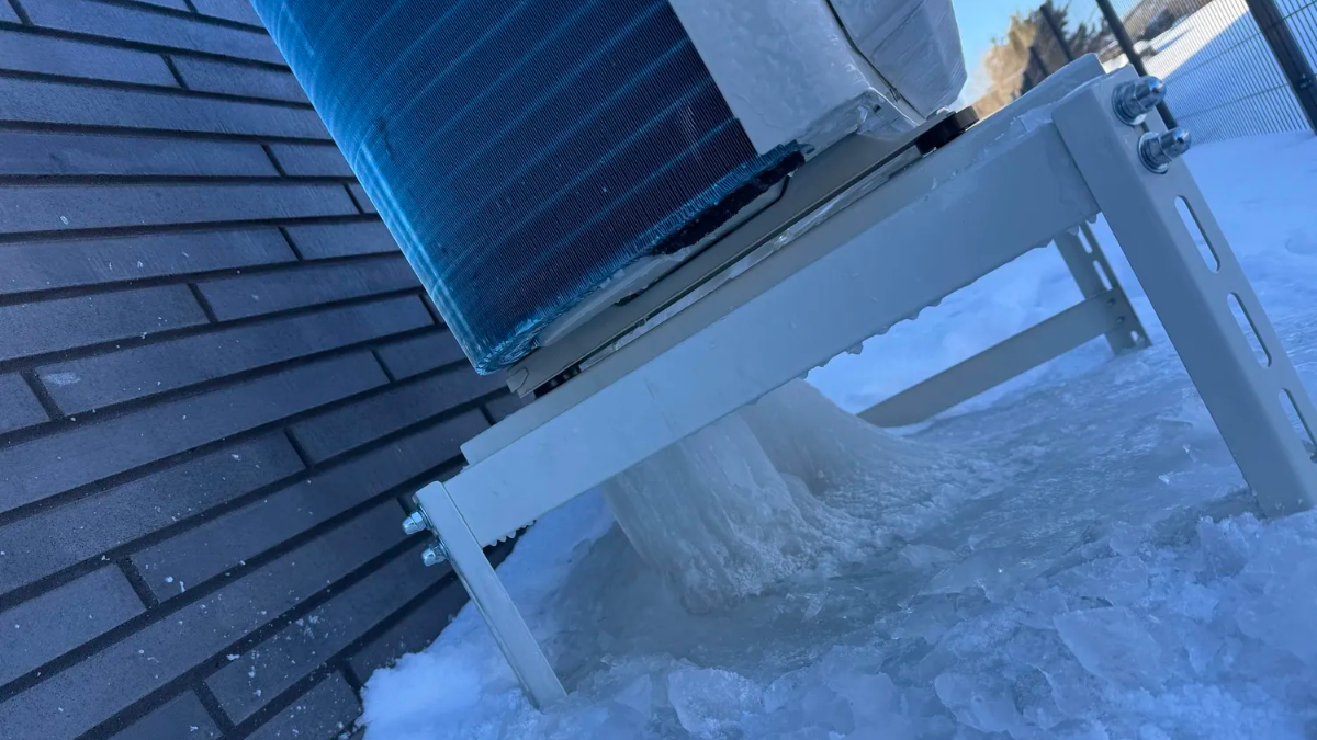 „–30 °C stačilo, aby systém kapituloval“: zamrzající tepelná čerpadla vyvolávají obavy a pod venkovní jednotkou se někdy hromadí led 3 „–30 °C stačilo, aby systém kapituloval“: zamrzající tepelná čerpadla vyvolávají obavy a pod venkovní jednotkou se někdy hromadí led