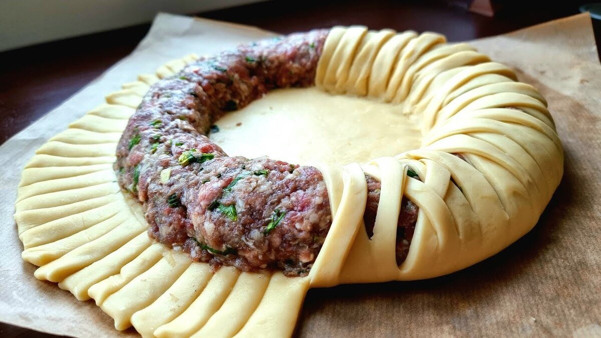 Už netvaruji plněné smažené pečivo – peču stočený koláč s mletým masem, rodina je nadšená