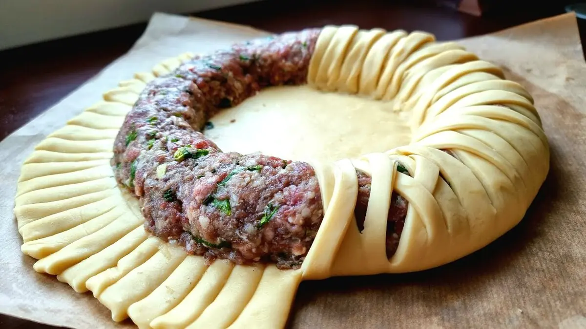 Už netvaruji plněné smažené pečivo – peču stočený koláč s mletým masem, rodina je nadšená