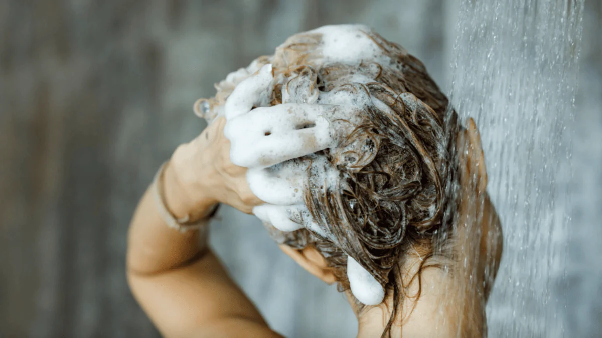 Vlasy by se neměly mýt co nejčastěji. Lékař upozornil na „optimální frekvenci mytí“ a ukázalo se, že mnoho lidí to dělá špatně