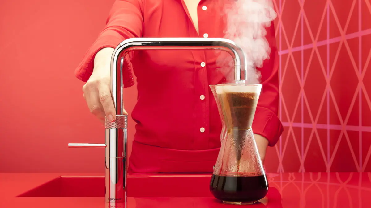 Sbohem, rychlovarné konvice. Přichází nové řešení, které vůbec nezabírá místo