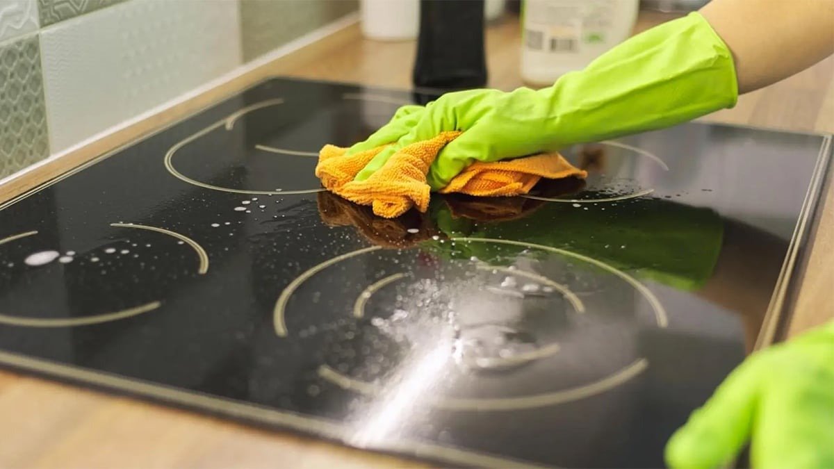 Poškrábaná indukční varná deska? Pasta z běžných domácích věcí ji znovu udělá hladkou a lesklou