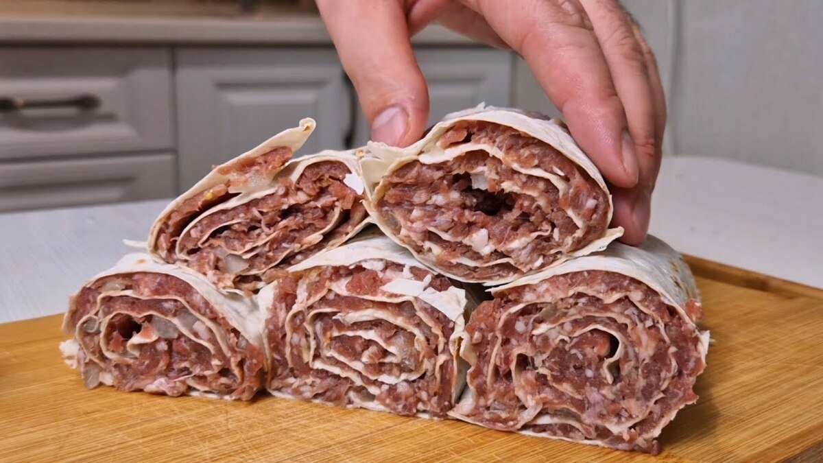 Zakroucené mleté maso v lavaši je lepší než pelmeně rychlé „líné pelmeně“ k večeři