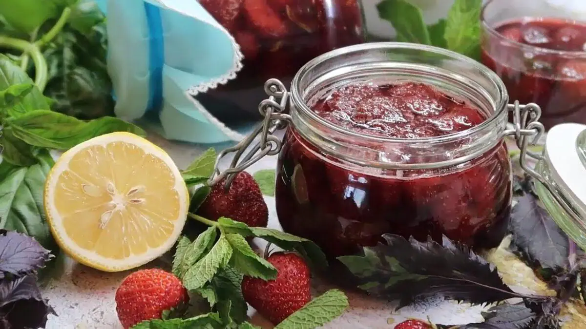 Září a má jasnou barvu: připravte si doma jahodový džem s citronem a cukrem, je lepší než kupovaný 1 Září a má jasnou barvu: připravte si doma jahodový džem s citronem a cukrem, je lepší než kupovaný