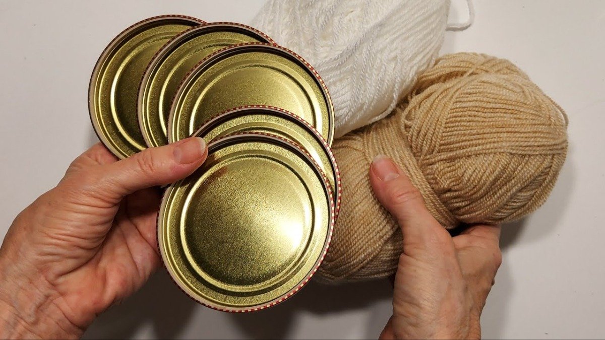 Zavěšování víček od sklenic od džemu na balkoně proč se to doporučuje a k čemu to slouží