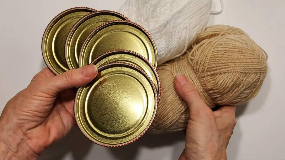 Zavěšování víček od sklenic od džemu na balkoně proč se to doporučuje a k čemu to slouží